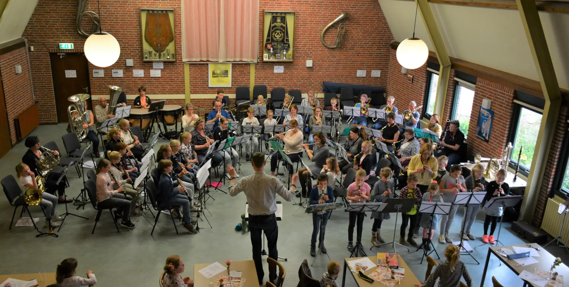 09_Amicitia_Wieger_wordt_wakker_album_Wieger_Wordt_Wakker_202208031543291