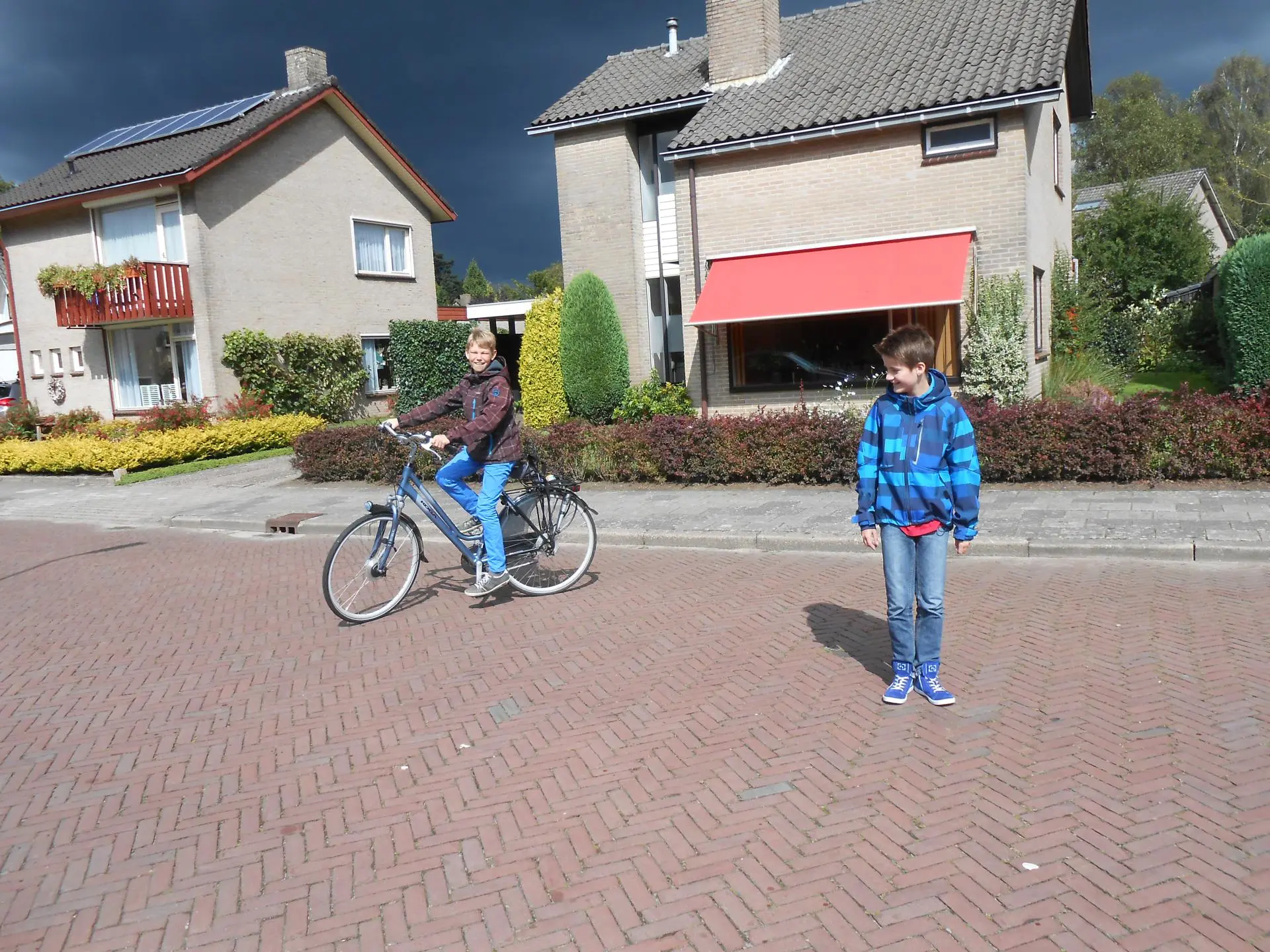 Fiets_een_rondje_op_iemand_anders_fiets_album_Jeugdactiviteit_202208031403131