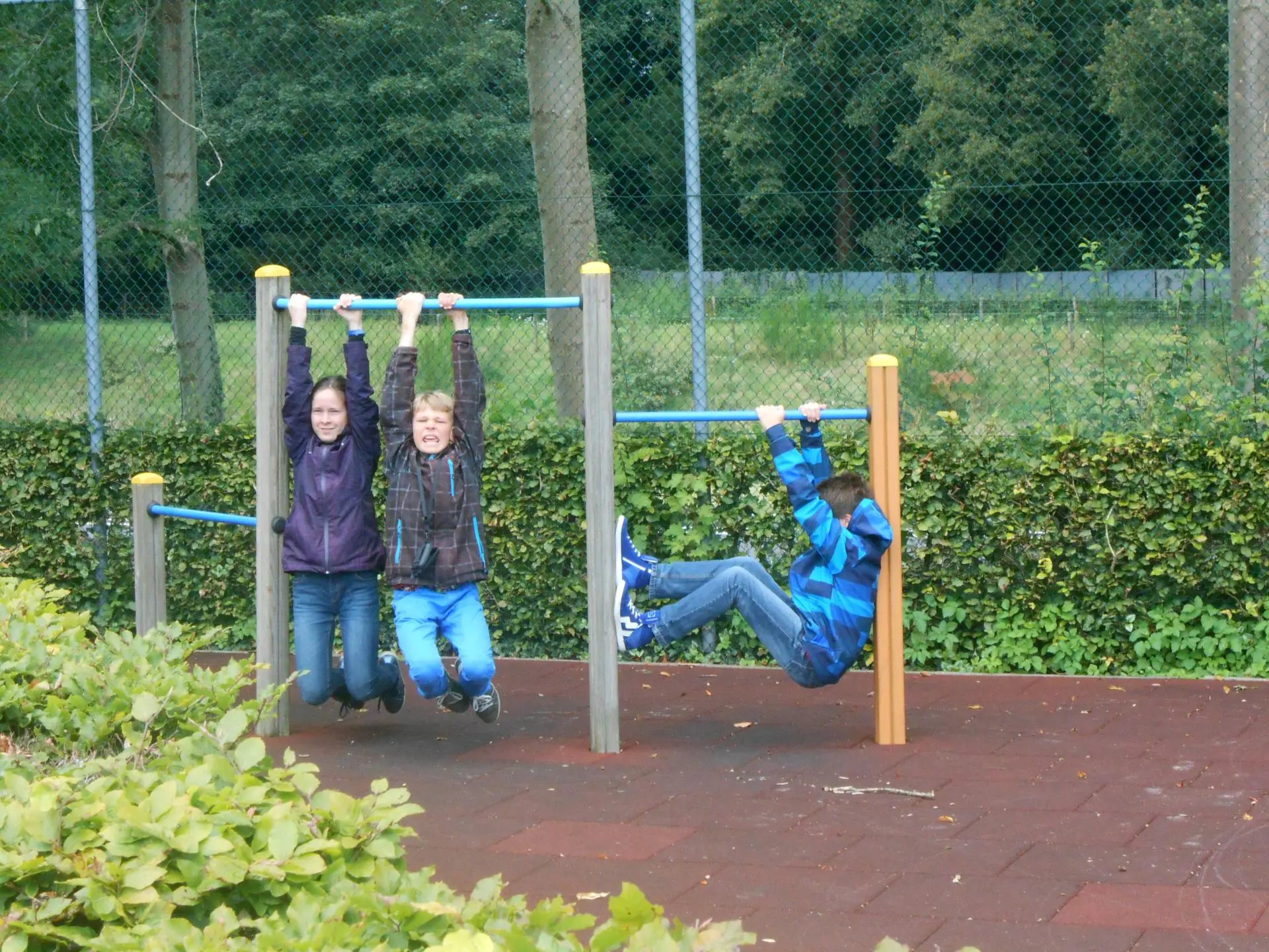 Hang_aan_een_klimrek_album_Jeugdactiviteit_202208031403131