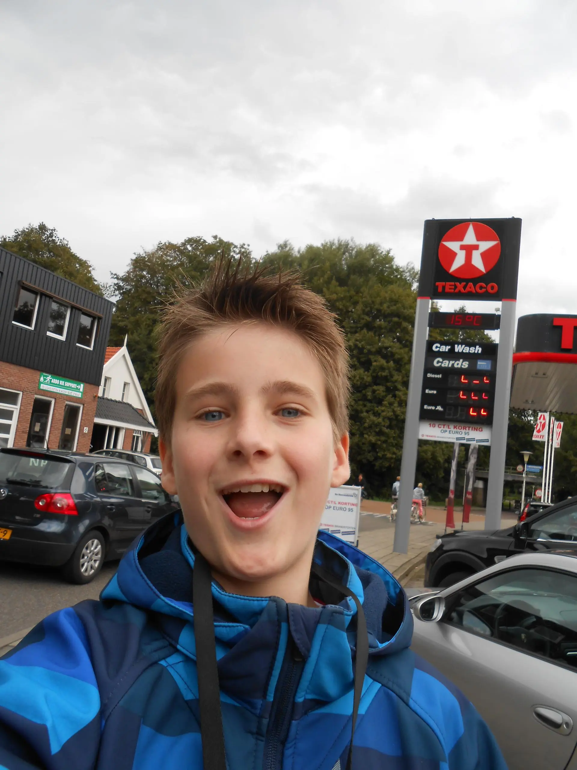 Maak_een_selfie_bij_een_tankstation_album_Jeugdactiviteit_202208031403161