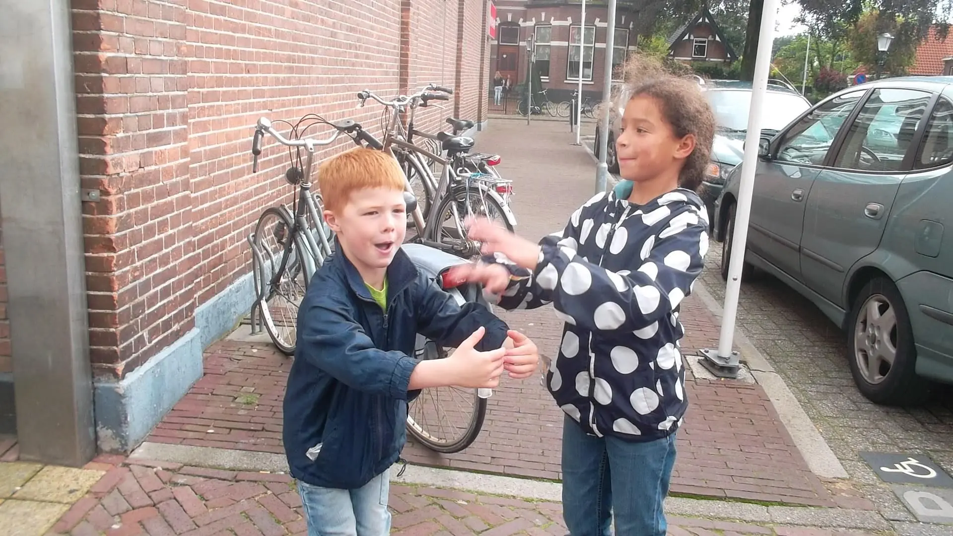 Team_a_doe_een_instrument_na_op_een_teamgenoot_album_Jeugdactiviteit_202208031403171