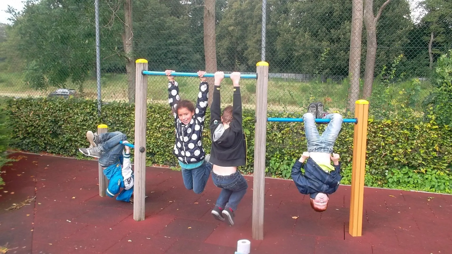 Team_a_ga_aan_een_klimrek_hangen_album_Jeugdactiviteit_202208031403201