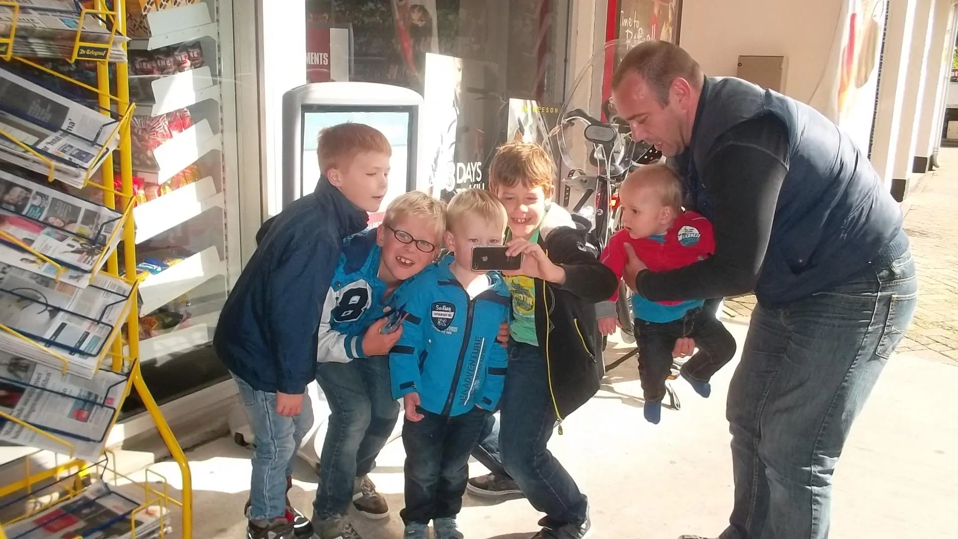 team_a_selfie_met_een_baby_album_Jeugdactiviteit_202208031403221