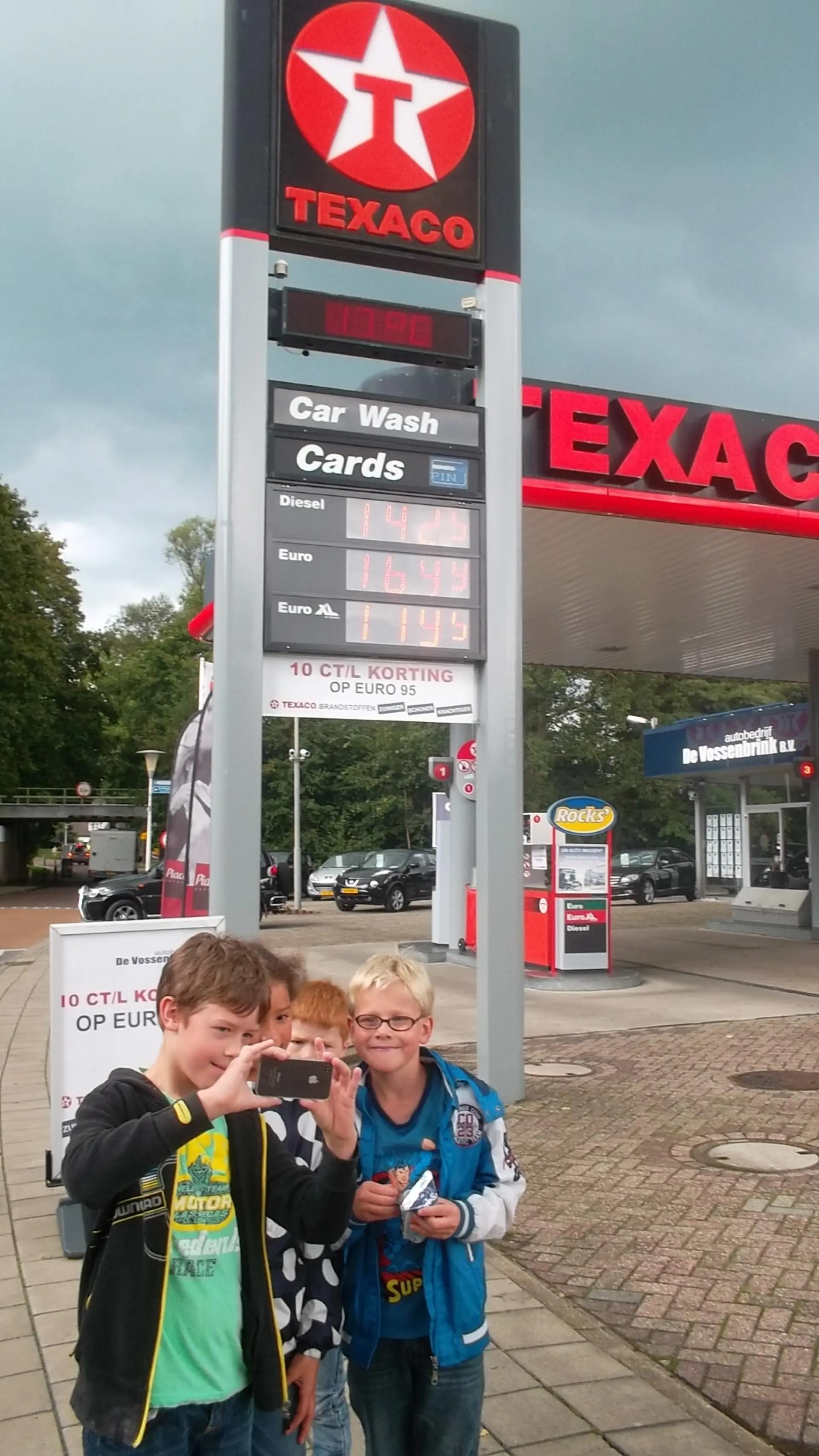 team_a_selfie_op_het_tankstation_album_Jeugdactiviteit_202208031403221