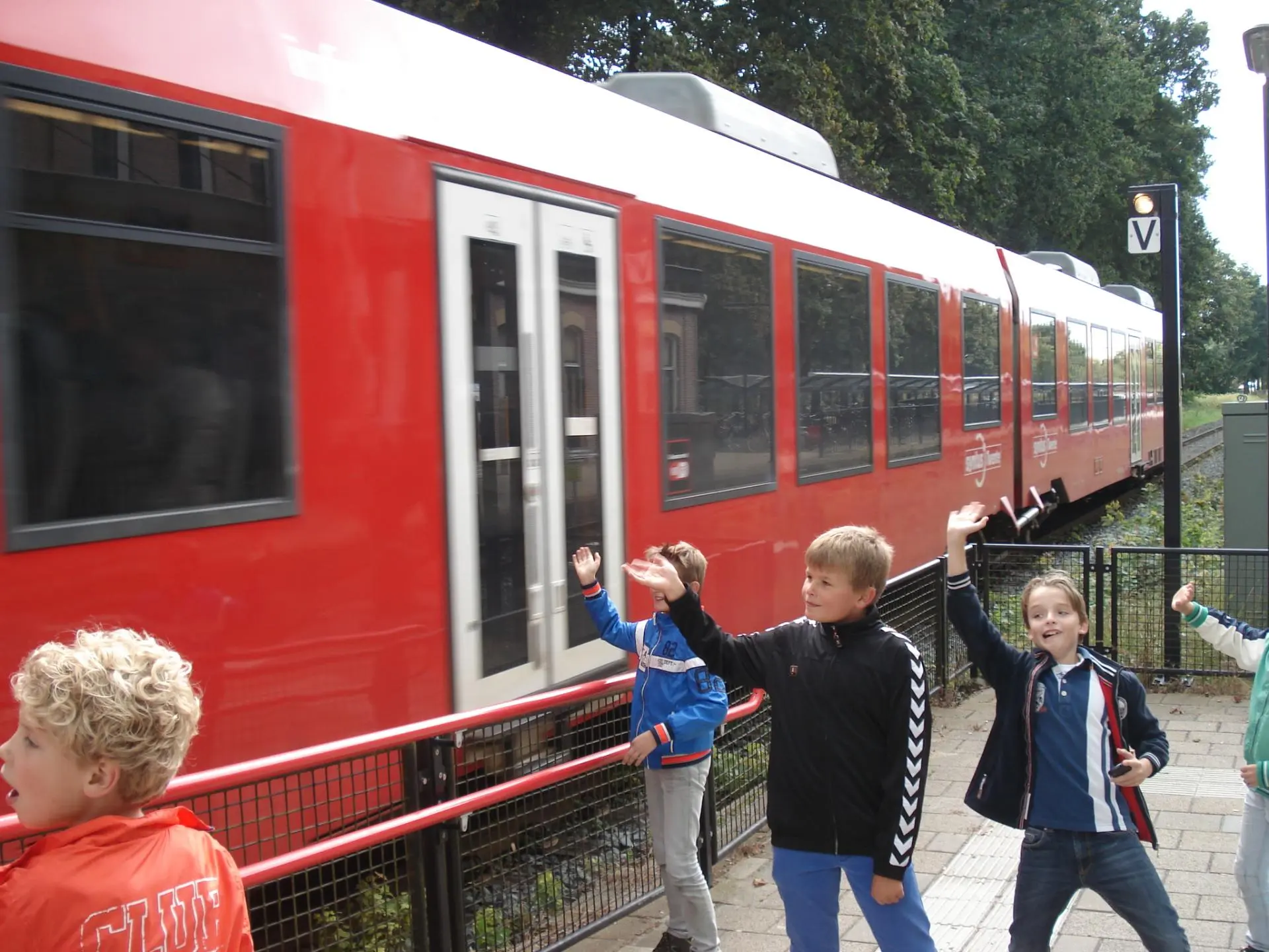 team_b_zwaai_naar_trein_album_Jeugdactiviteit_202208031403291