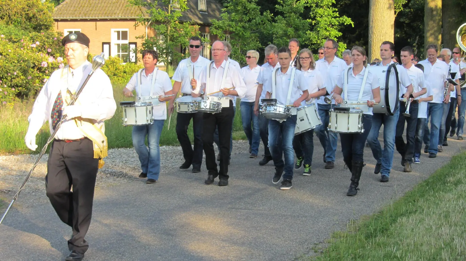 04_Amicitia_intocht_avondvierdaagse_album_Avondvierdaagse_202208031353181