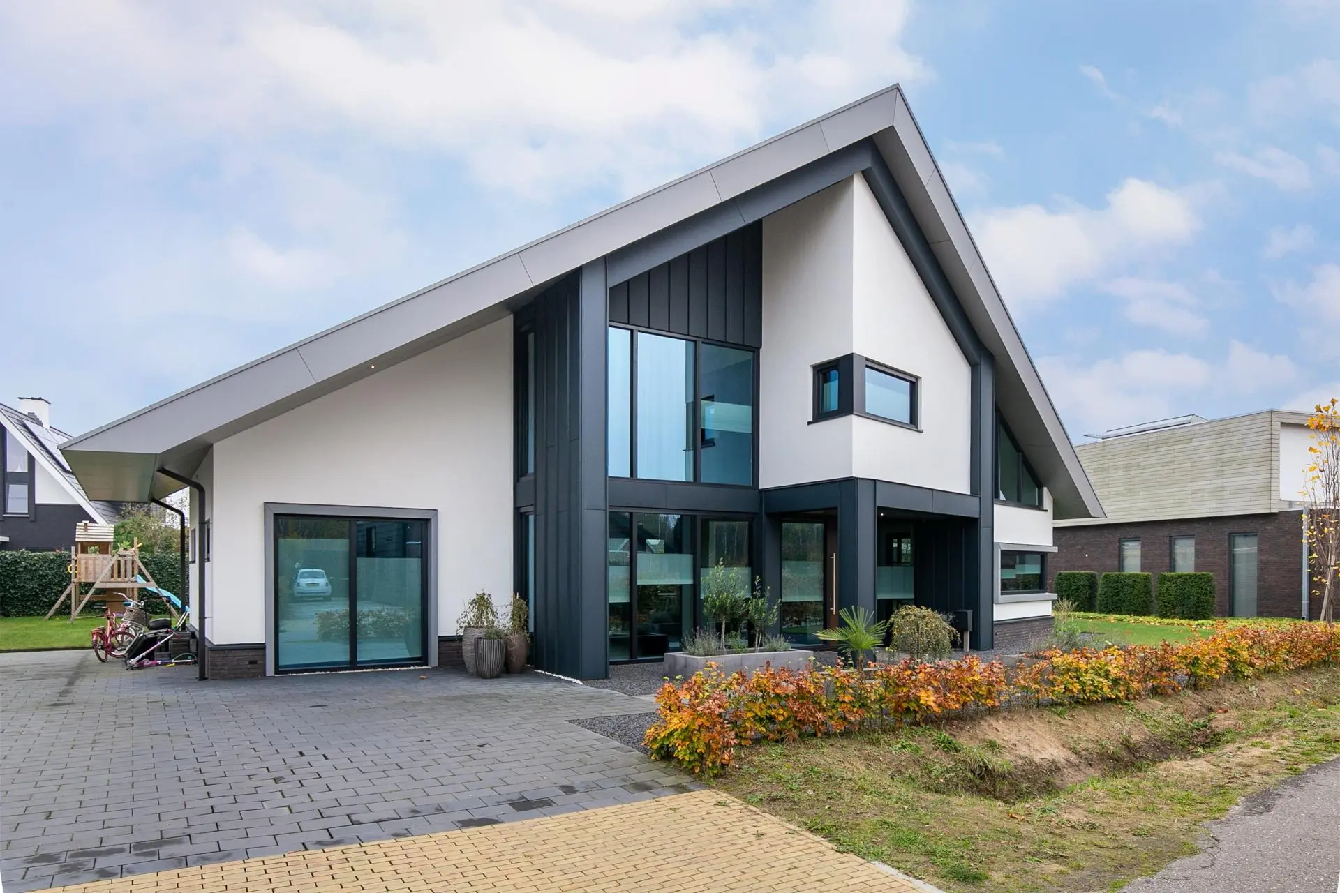 Kunststof kozijnen in RAL 7021 zwartgrijs bij woning in Enschede