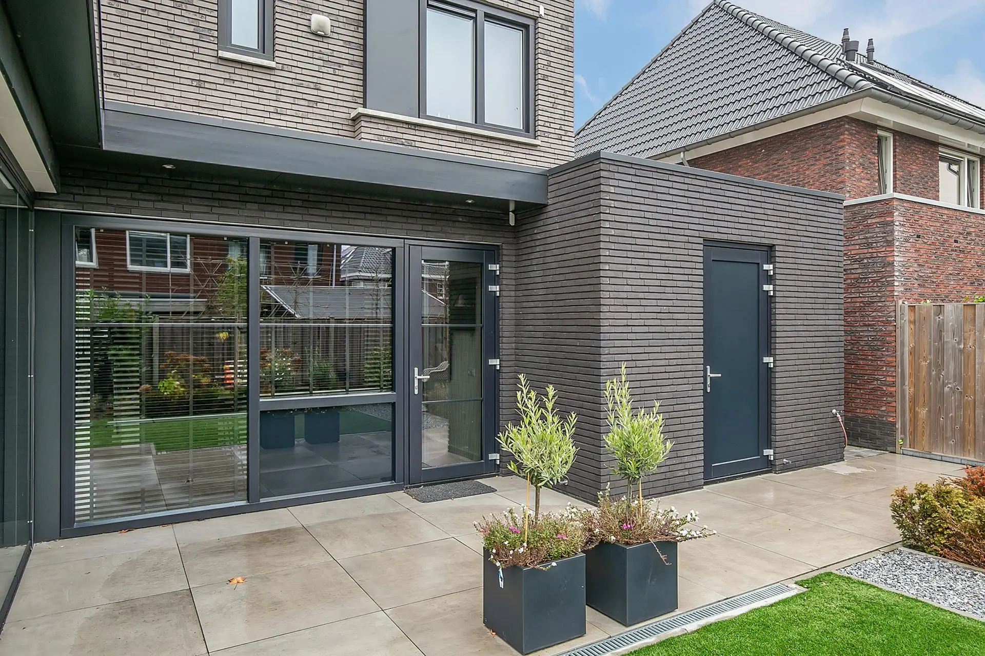 Woning in Borne voorzien van kunststof kozijnen in RAL 7021 zwartgrijs