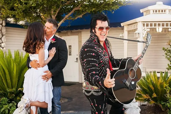 renewal of the vows las vegas graceland chapel