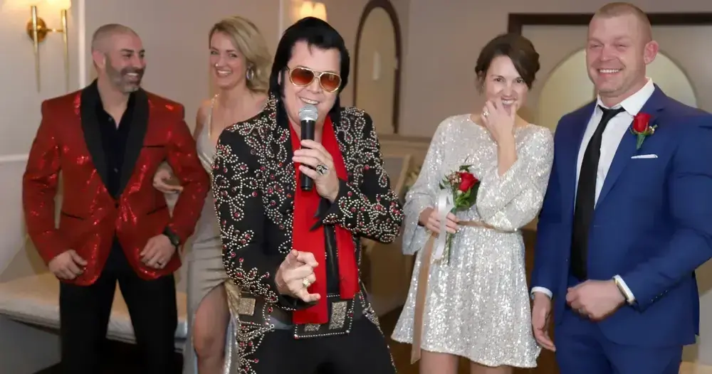 Elvis groep trouwceremonie Graceland Wedding Chapel Las Vegas 01